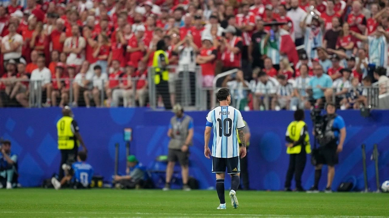Pemain Argentina Lionel Messi berjalan di lapangan